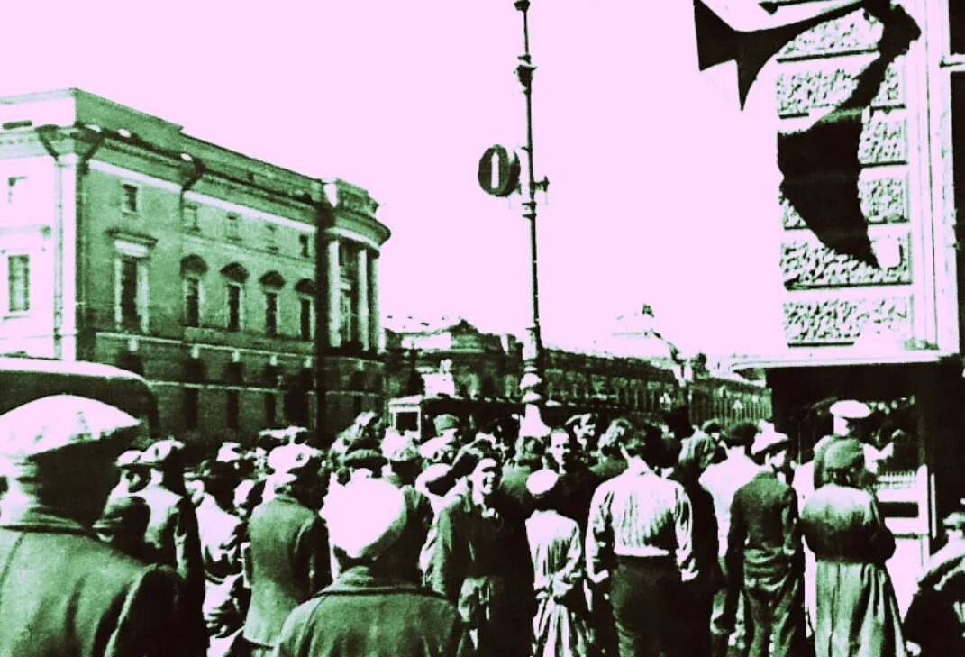 Жители города слушают сводки с фронта.