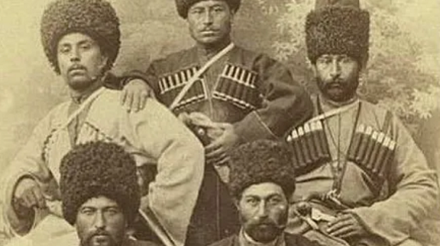 Это вайнахи. Кто из них ингуш, а кто чеченец?