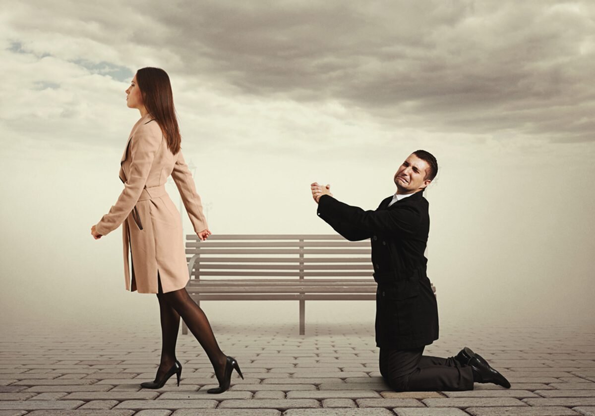 Как сделать чтобы девушка ушла. Девушка идет по дороге. Уходящая женщина. Женщина уходит красиво. Уходящая девушка.