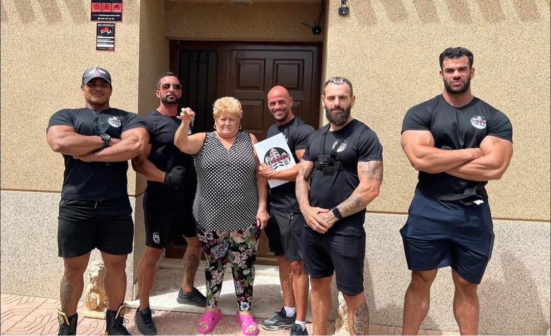 Бравые испанские "Антиокупас". Фото мне прислал мой знакомый риэлтор.