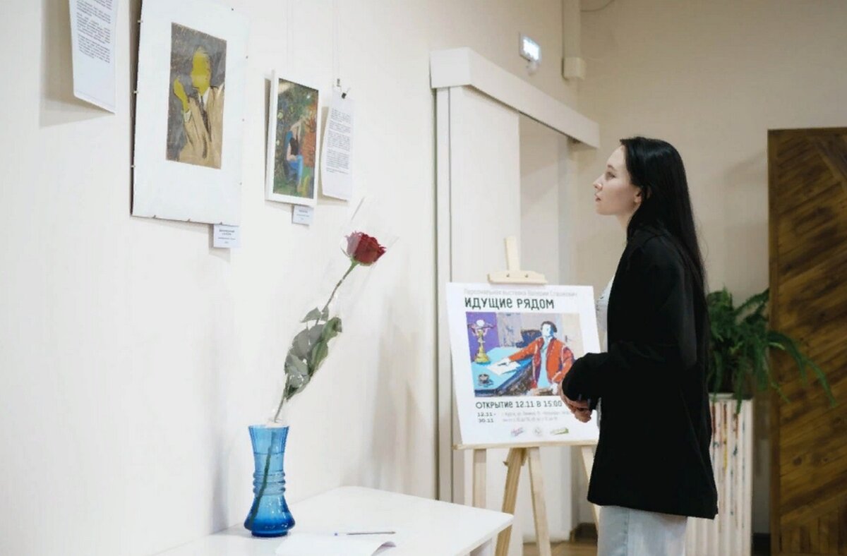    ​​В Курске открылась выставка картин «Идущие рядом»