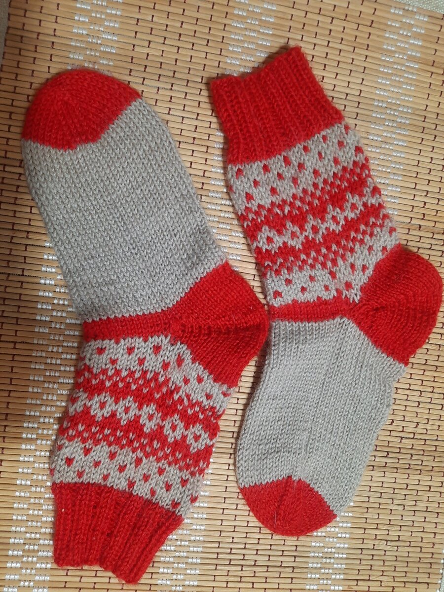 Идеи вязания рождественского носка спицами