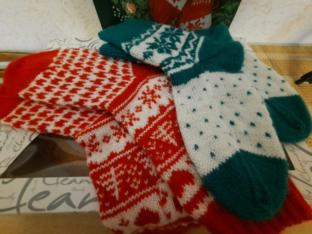 Приветствую всех читателей моего канала. Меня зовут Татьяна, и сегодня я хочу поделиться своей коллекцией праздничных носков, которые уже связала на спицах в подарок любимым и близким людям.