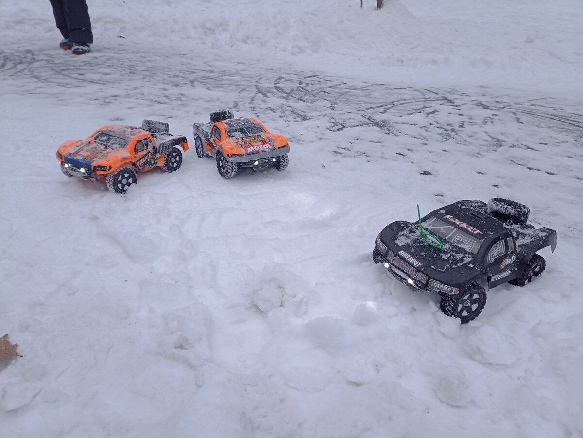 3 тестовых машины слева на право: стандартный развал, сильный развал, средний развал.