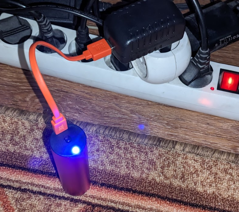 подключена к зарядке, заряжается или уже зарядилась, неизвестно