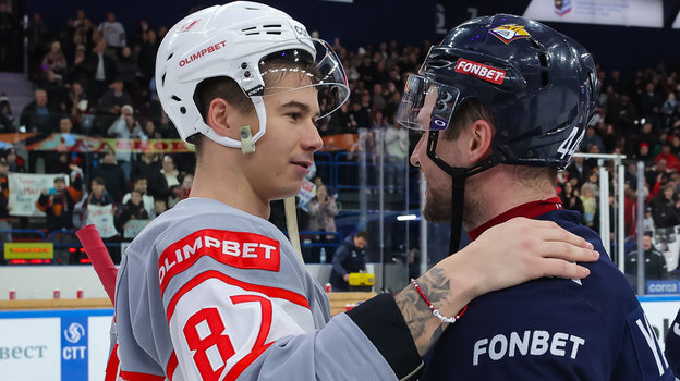    Нападающий «Спартака» Николай Голдобин и защитник «Металлурга» Егор Яковлев.ХК «Спартак»