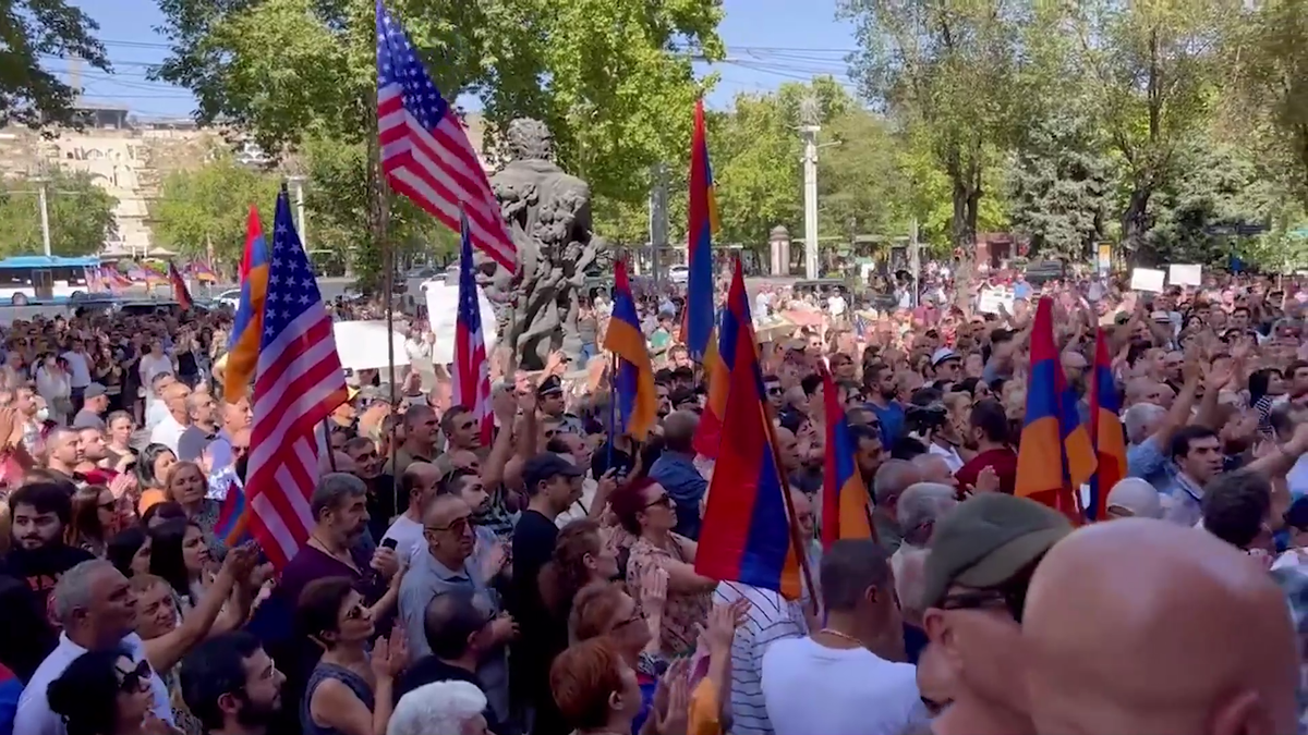 Митинги в Армении. Митинги во Франции. США люди. Митинги в Армении 2022.