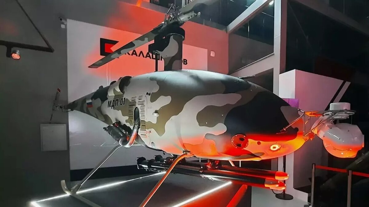     Зампред Совбеза РФ Дмитрий Медведев вместе с мэром Москвы Сергеем Собяниным посетил индустриальный парк «Руднево». На видео продемонстрирована сборочная площадка беспилотных боевых мини-вертолетов МДП-01 «Термит», которые планируют вооружать ракетами воздух-земля С-8Л с лазерным наведением.