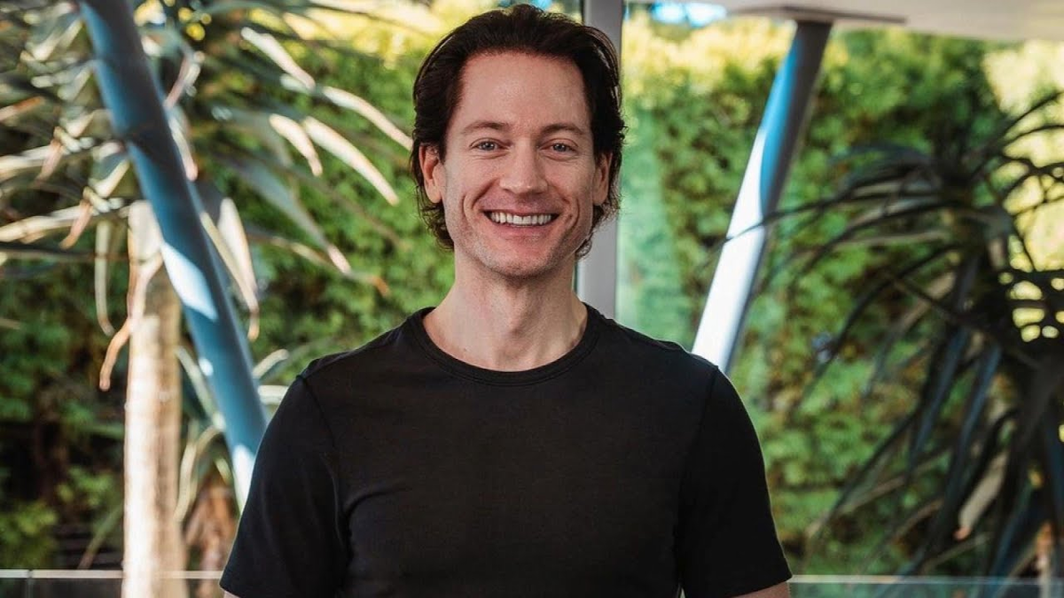 Bryan johnson biohacker. Биохакер миллионер брайан. Брайан джонсон миллионер омоложение. Брайан джонсон миллионер биохакер. Брайан джонсон биохакер.