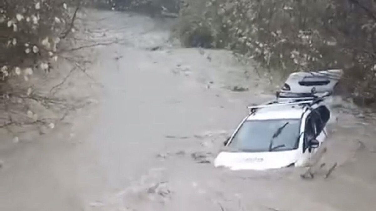 Для чего-то я еще здесь нужен»: водитель находился в автомобиле, когда его  смыло горной рекой | Краснодар. Новости | Дзен