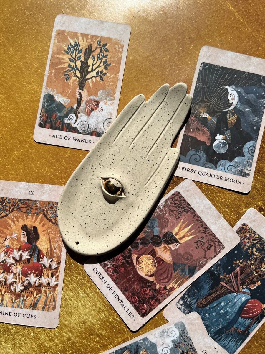 Подставка под благовония из магазина Modern Magic.