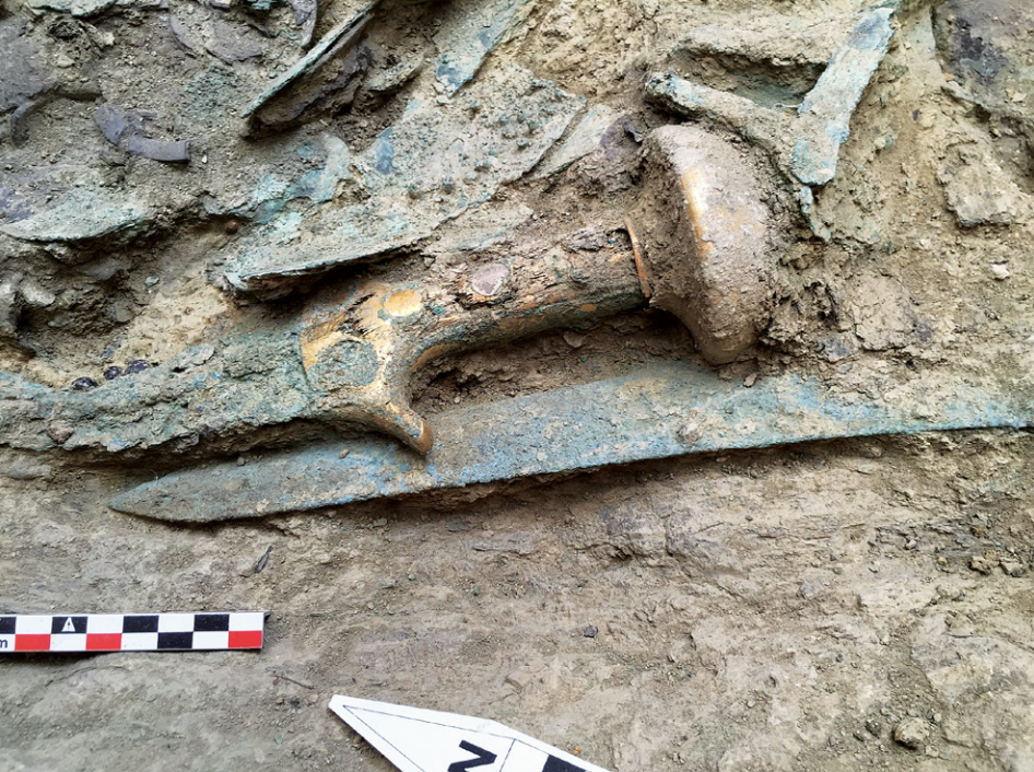 Меч и кинжал из погребения "воина с грифоном", раскопки 2015. По Дэвис и Стокер, 2016 