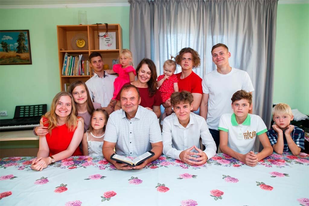 5 сыновей и 5 дочек. Семья с 5 дочерьми. Многодетная семья в советских фильмах мать и пять дочек. Семья 5 дочери чëрные.