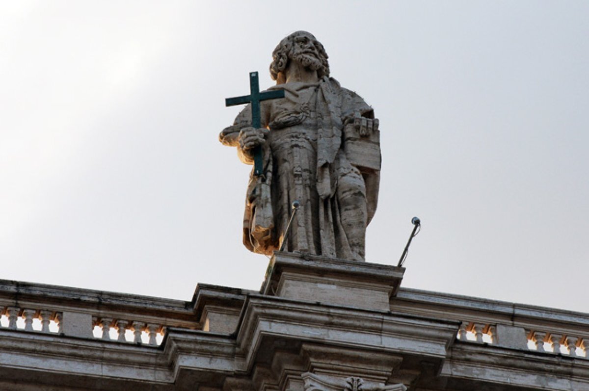    Статуя святого Филиппа на портике собора святого Петра в Ватикане.