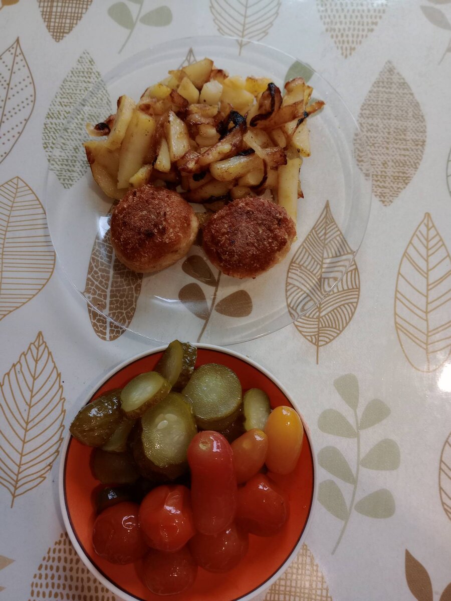 Вкусные котлетки с хрустящей корочкой и нежным центром. Ваши дети и близкие будут в восторге. Как всегда очень простой, быстрый и вкусный рецепт.