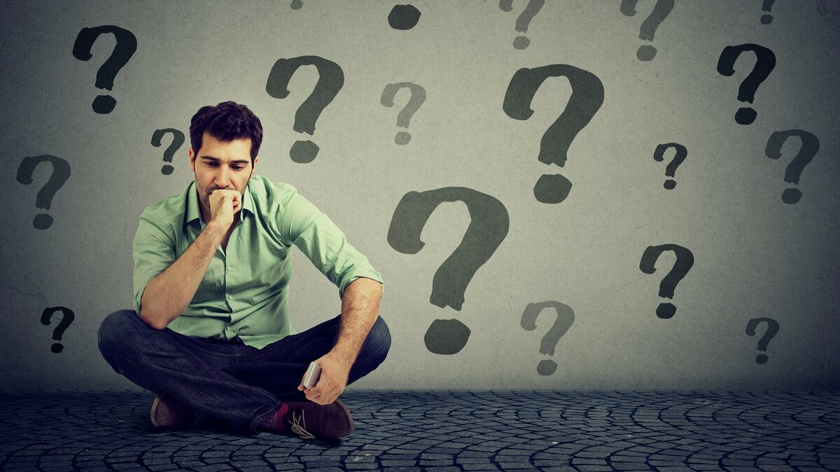 девушка в замешательстве. интересный поиск ответов о самом себе. интересный поиск ответов о самом себе. человек с вопросом. все потеряно цитаты.