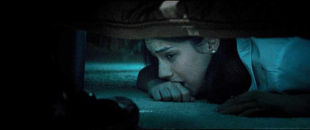 Кадр из фильма The Purge. Режиссер: Джеймс ДеМонако. Оператор: Жак Жуффре. Производство: Blumhouse Productions, Platinum Dunes, Universal International Pictures (UI or U-I), Universal Pictures, Why Not Productions. Показ в России: UPI