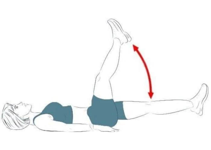 Опускание ног поочередно лежа на спине. Стопы находятся все время в приподнятом положении