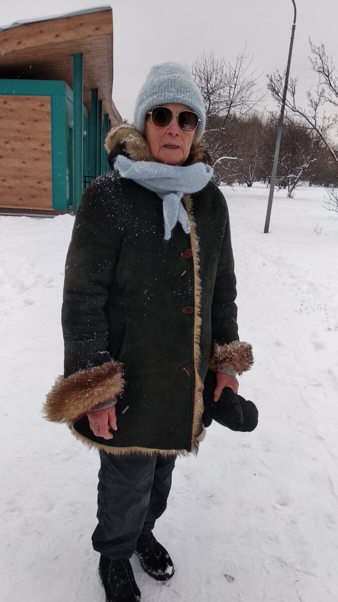 Мама на прогулке. 