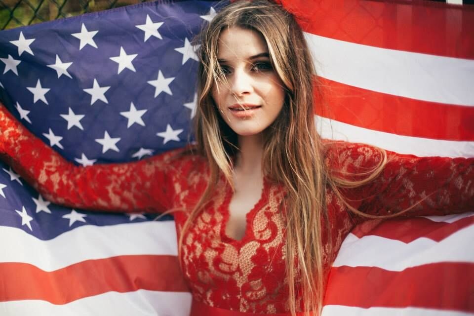 Твоя преподавательница английского языка.
https://i.pinimg.com/originals/16/fb/b7/16fbb7feef611b77765f16db4c4a06d4.jpg