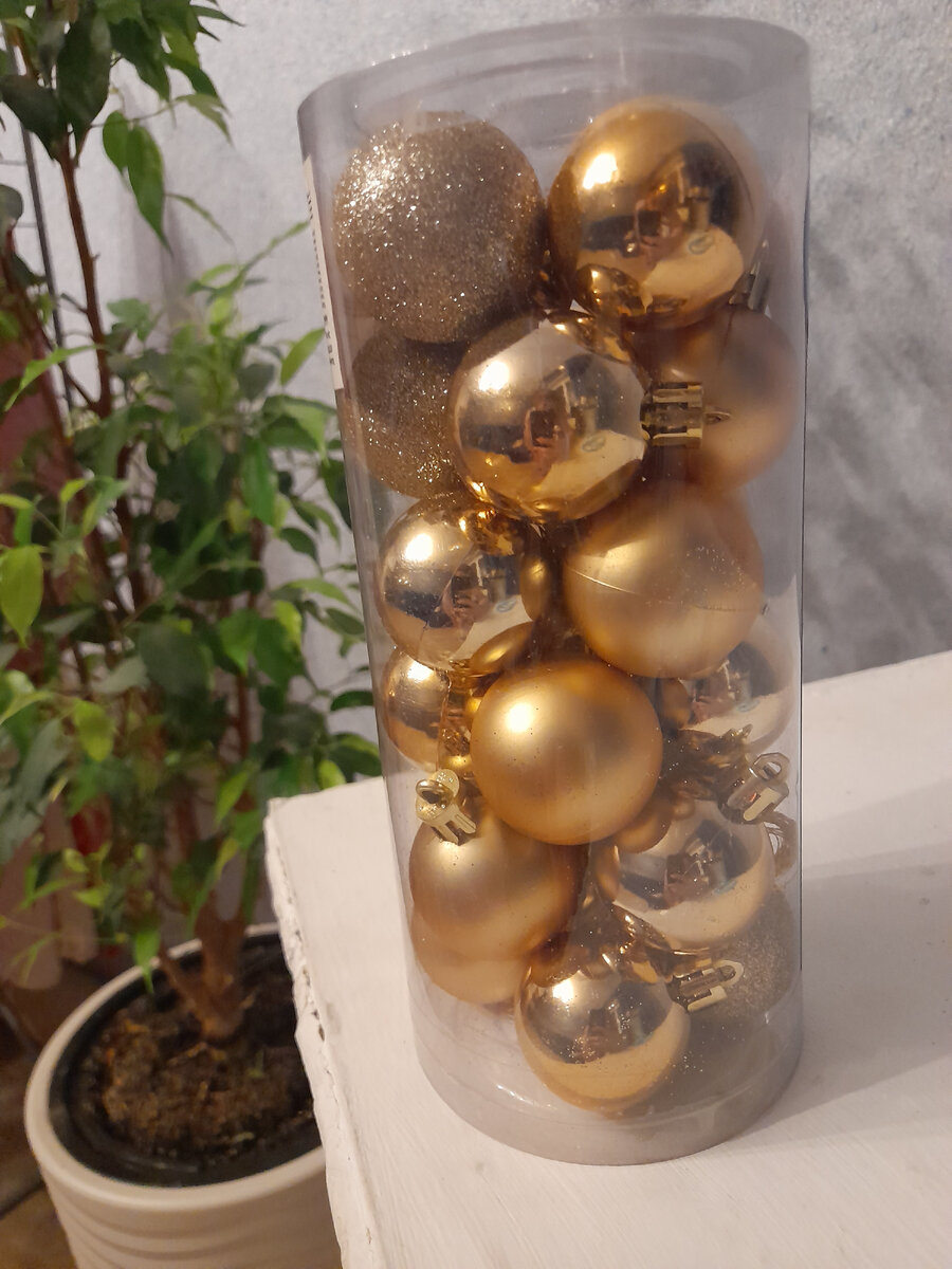 Золотые шары на ёлку. Решила внести разнообразия. Фото автора. 