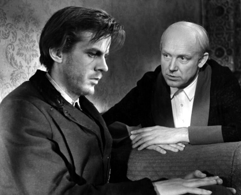 Георгий Тараторкин в роли Раскольникова, Иннокентий Смоктуновский в роли Порфирия Петровича,