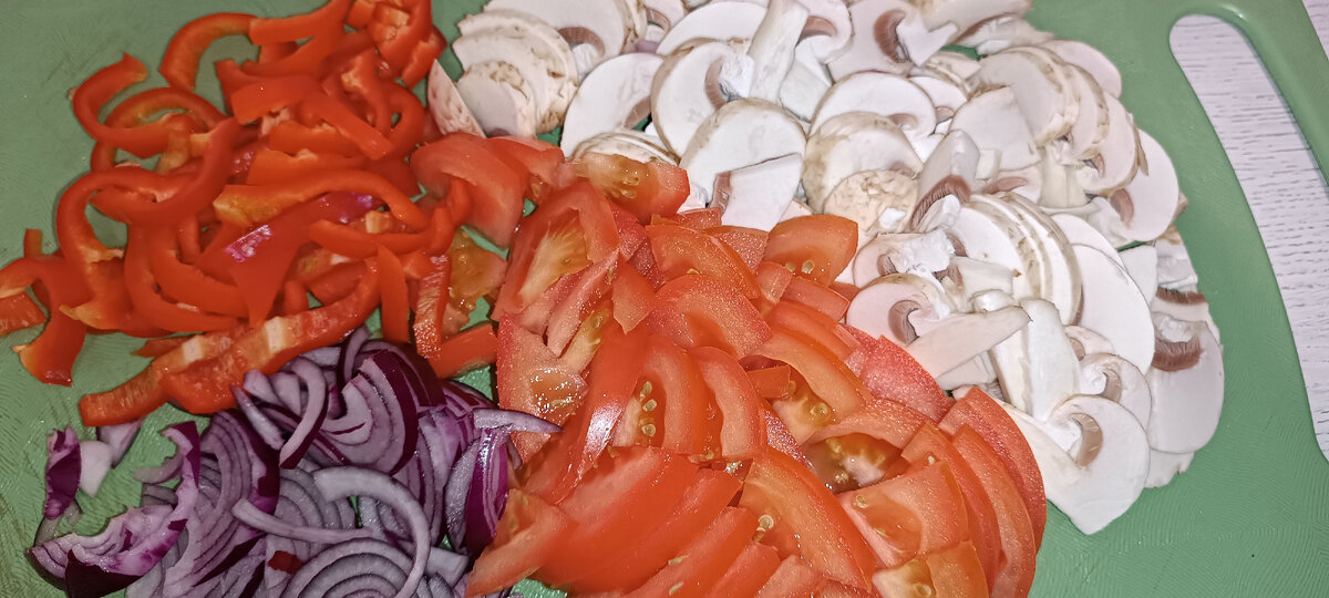 Нарезаем овощи для пиццы