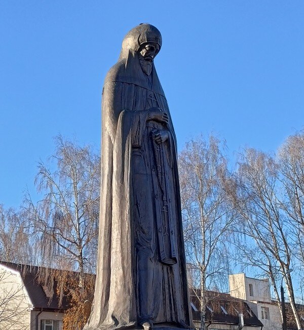 Памятник Александру Невскому в Феодоровском монастыре в Городце. Князь принял схиму, потому и вид такой.