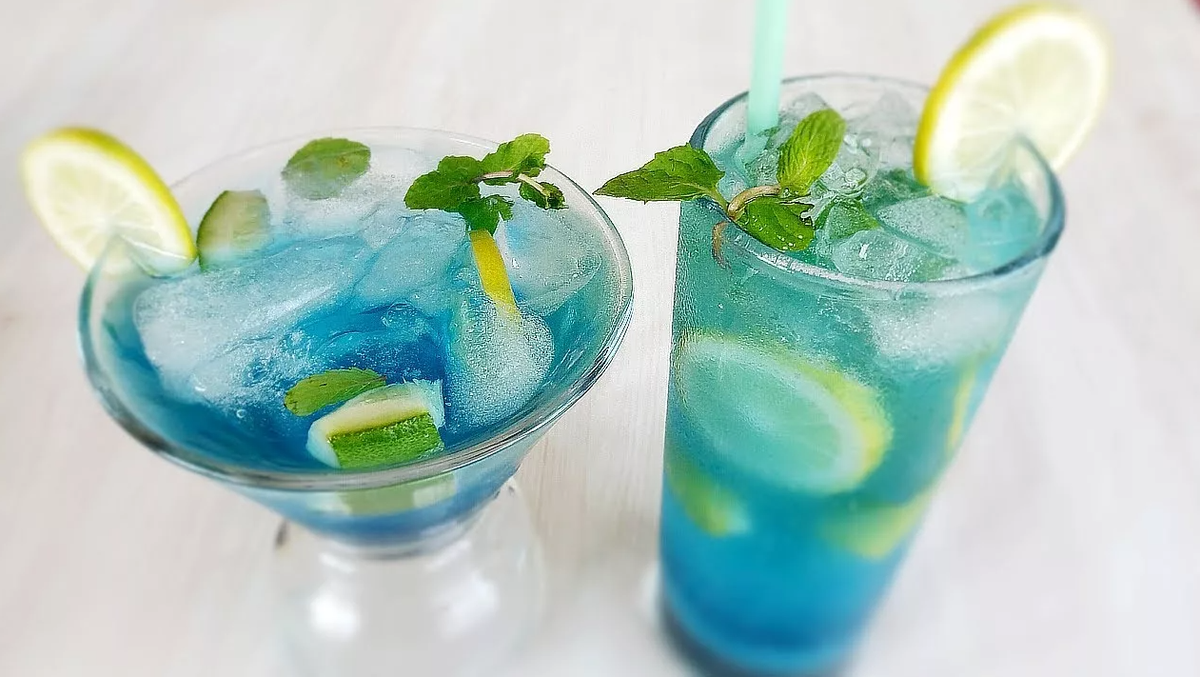 Блю Кюрасао голубая Лагуна. Голубая Лагуна коктейль. Мохито голубая Лагуна. Блю Кюрасао коктейль голубая Лагуна.
