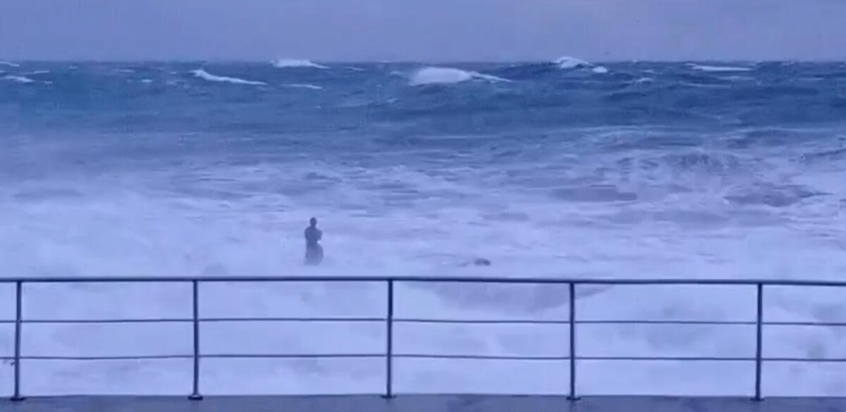 Обрушится шторм. Девушка которая упала в море. Видео как на море падают.