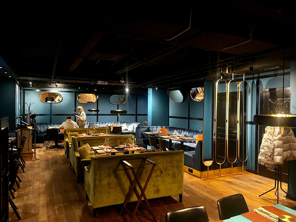 основной зал на нижнем этаже