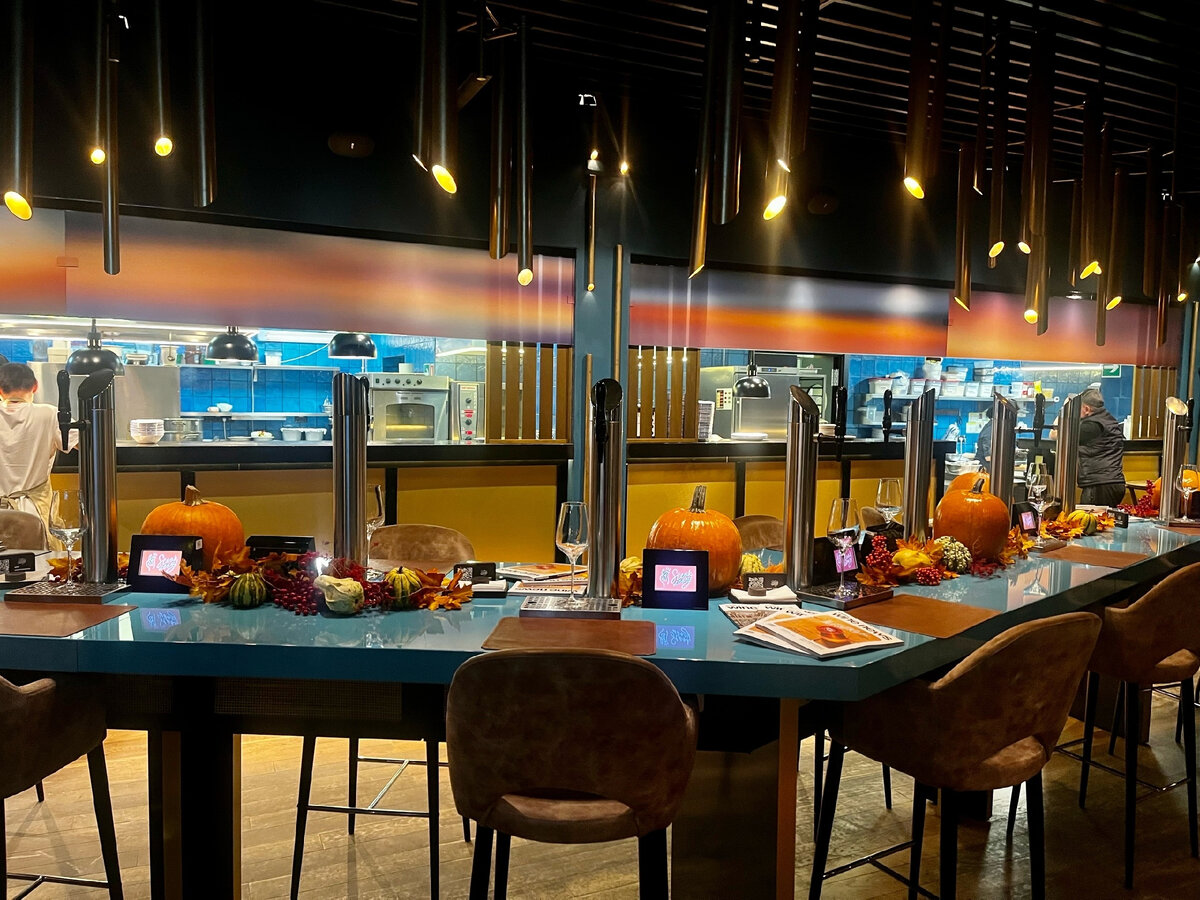барная стойка в основном зале и красивый осенний декор