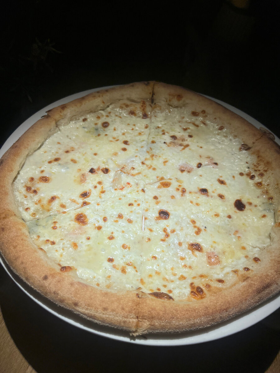 Пицца четыре сыра (890₽)