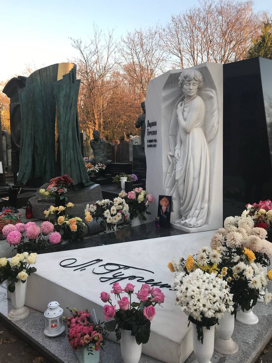 Памятник Л.Гурченко на Новодевичьем