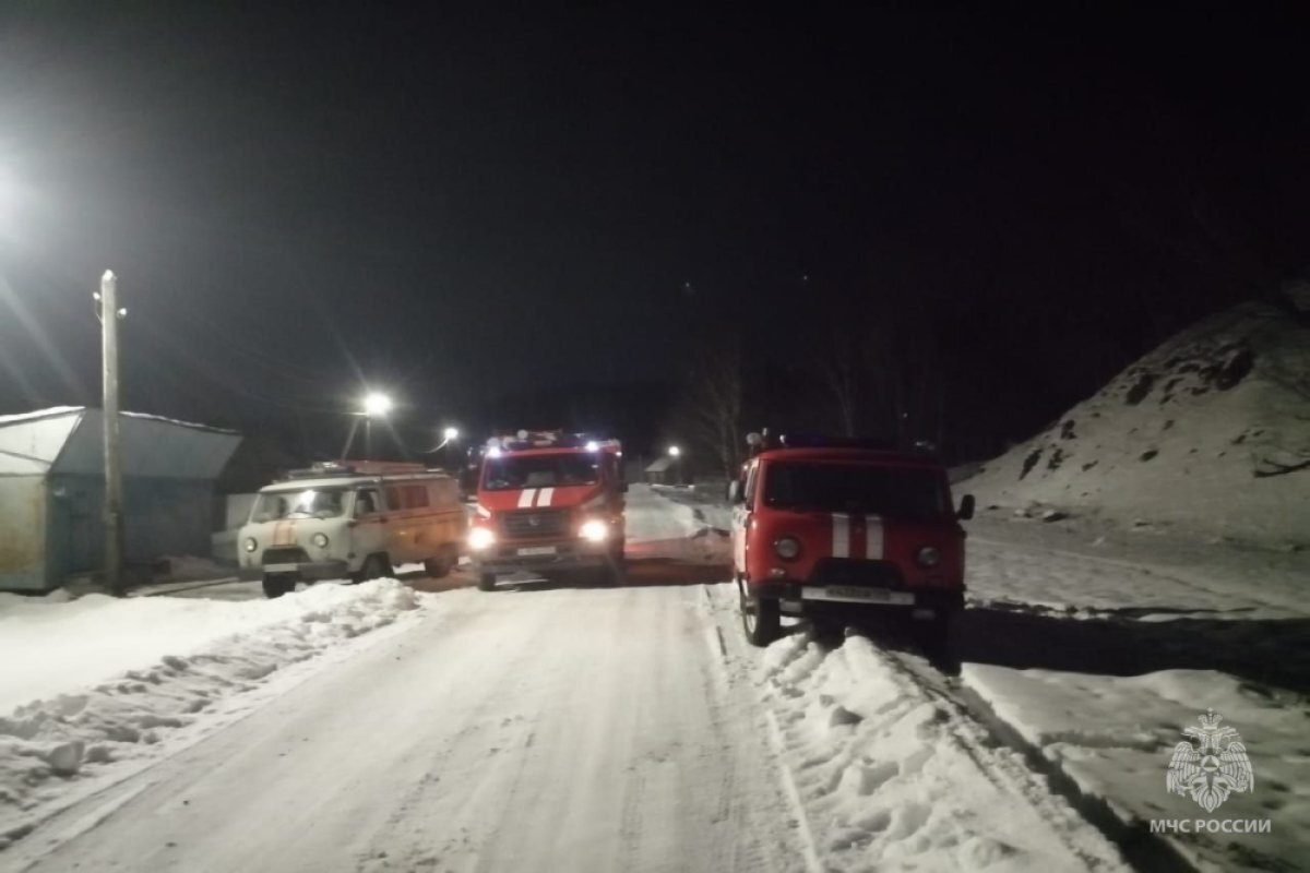    Парень и девушка провалились в 8-метровую пещеру в Челябинской области