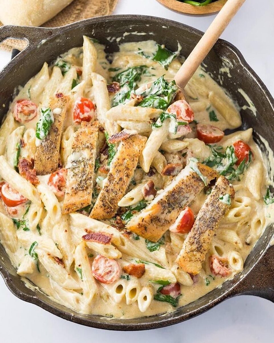 Сливочная паста с курицей и овощами - это вкусное и сытное блюдо, которое подойдет для семейного обеда или ужина. Этот рецепт прост в приготовлении, а результат порадует вас своим изысканным вкусом. 

Ингредиенты:
- 400 г куриного филе
- 300 г сливочного сыра
- 1 луковица
- 2 зубчика чеснока
- 300 мл сливок
- 200 г замороженных овощей (горошек, кукуруза, морковь)
- соль, перец, сушеные травы, оливковое масло

Приготовление:

1. Начнем с подготовки ингредиентов. Куриное филе вымойте, обсушите бумажным полотенцем и нарежьте небольшими кусочками.

2. Лук очистите, мелко нарежьте. Чеснок тоже мелко нарежьте.

3. В сковороде разогрейте немного оливкового масла и обжарьте лук с чесноком до золотистого цвета.

4. Добавьте к луку и чесноку нарезанное куриное филе. Обжаривайте на среднем огне, помешивая, пока мясо не станет золотистым.

5. Посолите и поперчите по вкусу. Добавьте сушеные травы по желанию.

6. В сковороду с курицей добавьте замороженные овощи и готовьте еще несколько минут.

7. Приготовьте сливочный соус. В кастрюле сливки разогрейте на среднем огне. Добавьте сливочный сыр и помешивайте, пока он полностью не расплавится.

8. Добавьте соль и перец по вкусу.

9. Влейте сливочный соус в сковороду с курицей и овощами. Помешайте все ингредиенты вместе и готовьте еще 5-7 минут, пока соус не загустеет.

10. Ваша сливочная паста с курицей и овощами готова. Подавайте ее горячей, посыпав сверху свежими травами или зеленью.

Приятного аппетита!