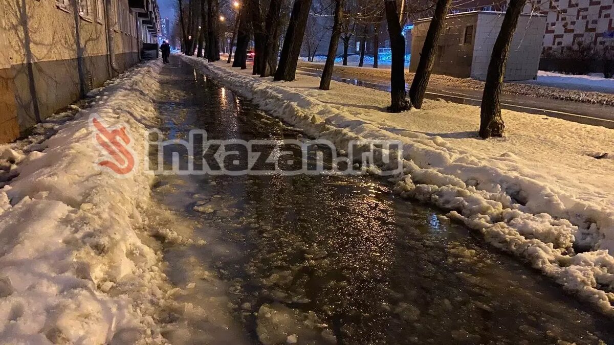     В Казани тротуар по улице Карбышева превратился в огромную лужу из-за действий коммунальщиков. С подобной жалобой на городских работников в Inkazan обратилась читатель Мария.