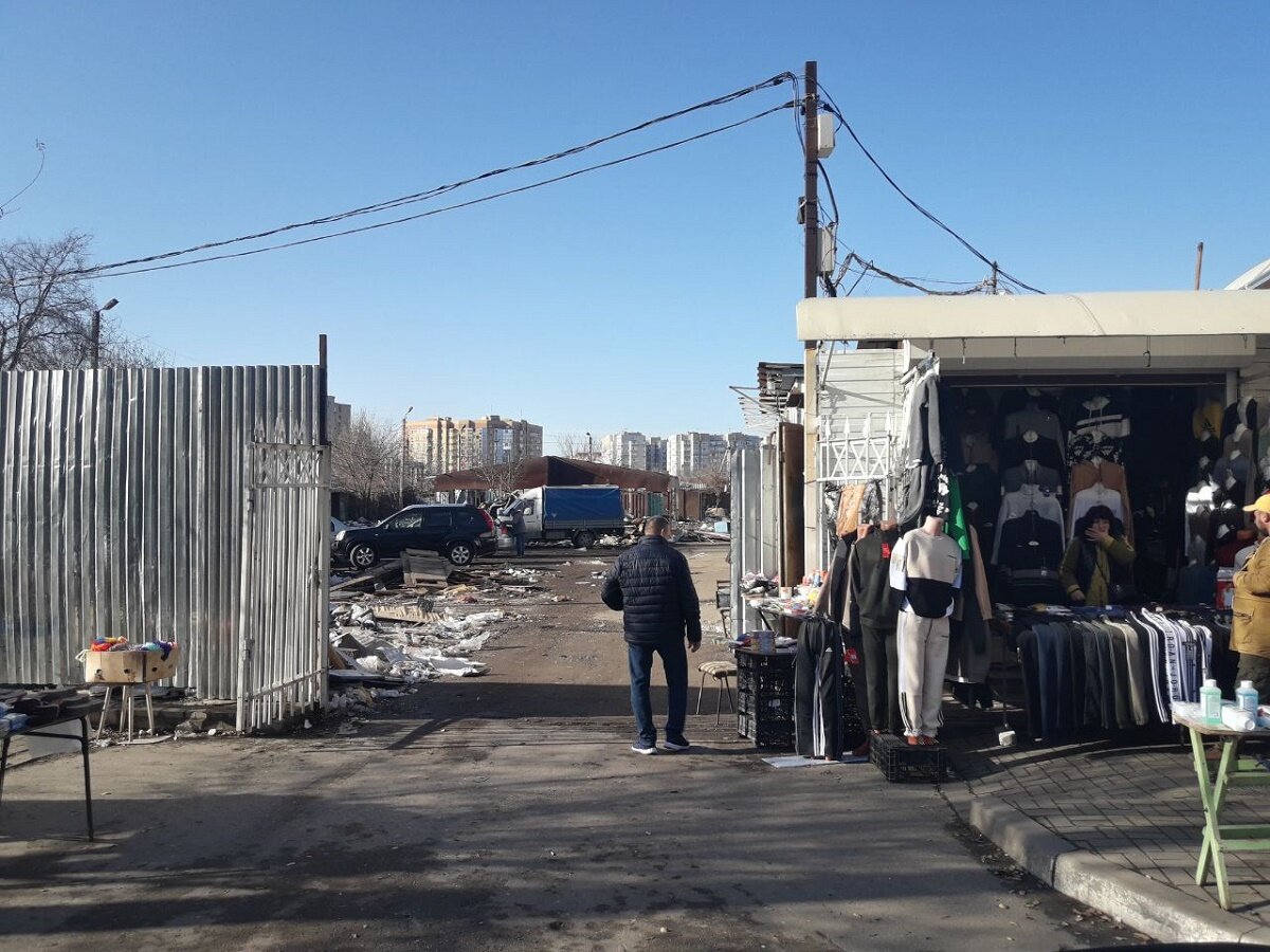 Кировский рынок астрахань. Старый вещевой Куйлюк базар. Рынок АСТ что с ним сейчас. Астрахань ЧП 19.02.2024.