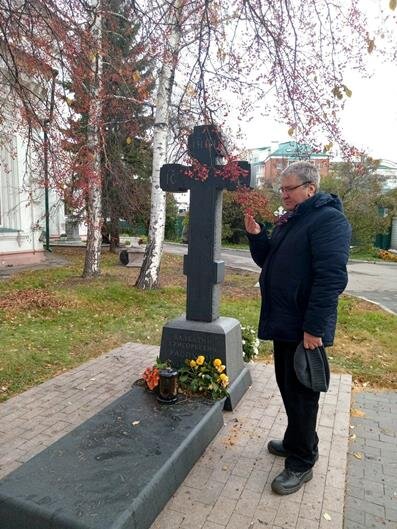 Рассказ из жизни // На илл.: Автор на могиле Валентина Распутина. 