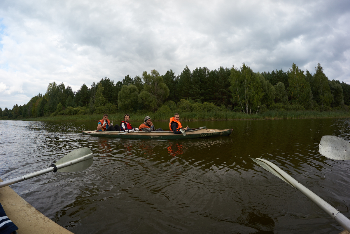 Тема, Серега Е, Радиф, Серега К. Как всегда некомплект весел. Зато вчетвером на тройке )