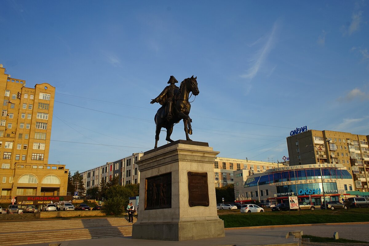 Памятник И.Д, Бухольцу в сентябре 2023 года, фото автора