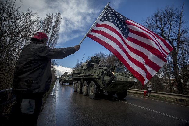    Чешский сторонник США приветствует американских солдат, возвращающихся с учений из Эстонии в Германию, 2015 год. Фото: Matej Divizna / Getty Images