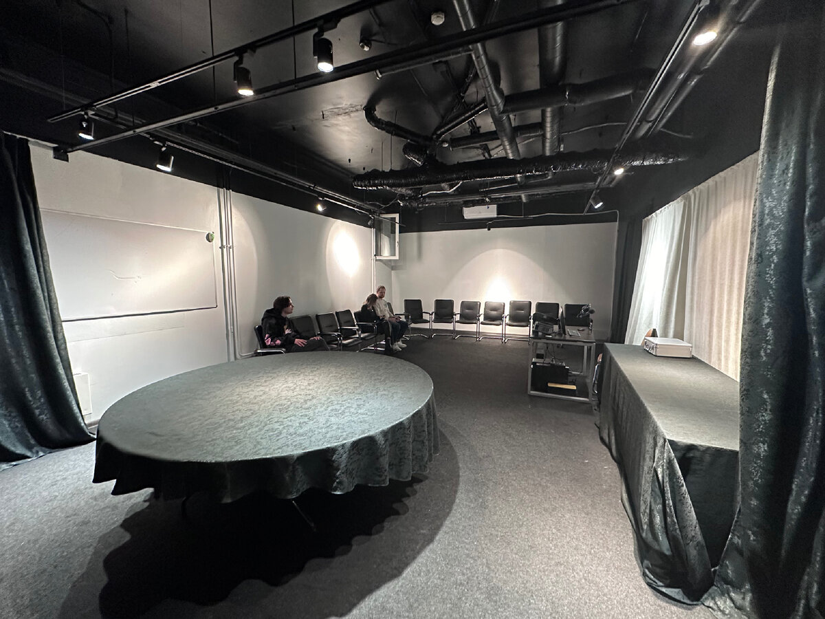 Зал перед началом представления 