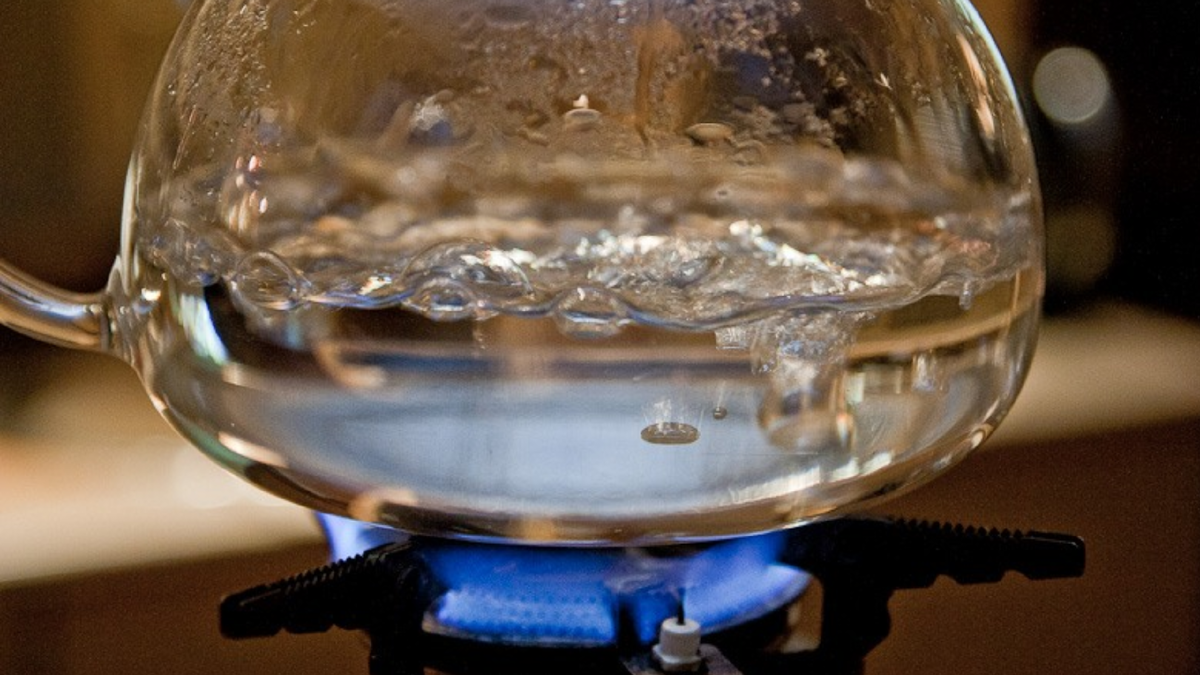 Кипит основа. Кипение воды. Кипящая вода. Чайник прозрачный кипит. Кипячение воды.