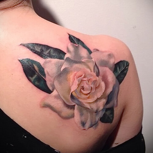 Татуировка с изображением роз