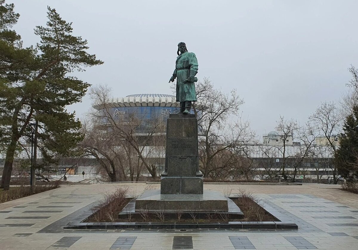Памятник Хользунову Сталинград. Памятник Хользунову Волгоград. Памятник герою советского Союза в.с. Хользунову. Памятник герою советского Союза в. с. Хользунову Волгоград.