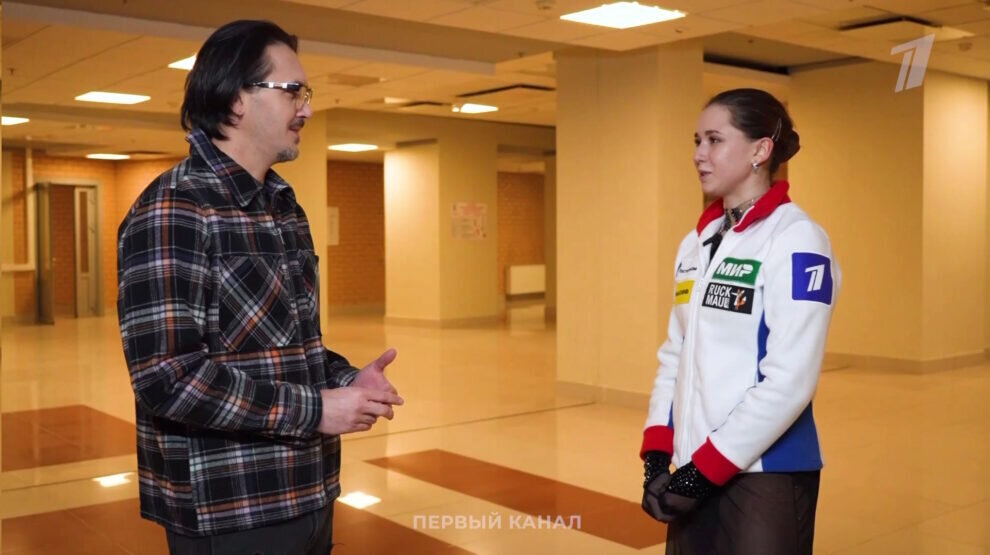    Камила Валиева после тренировки во время интервью «Первому каналу». Фото: стоп-кадр прямого эфира «Первого канала».