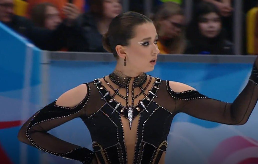    Камила Валиева на разминке перед произвольной программой Гран-При России. Фото: стоп-кадр прямого эфира "Первого канала"