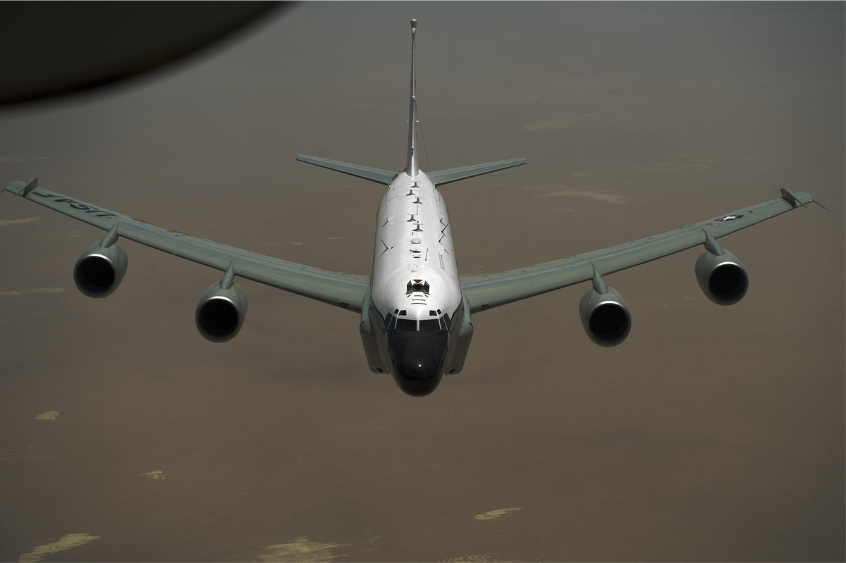 Мастер-сержант Адриан Кадис https://www.dvidshub.net/image/388485/kc-135-refueling-mission-over-afghanistan