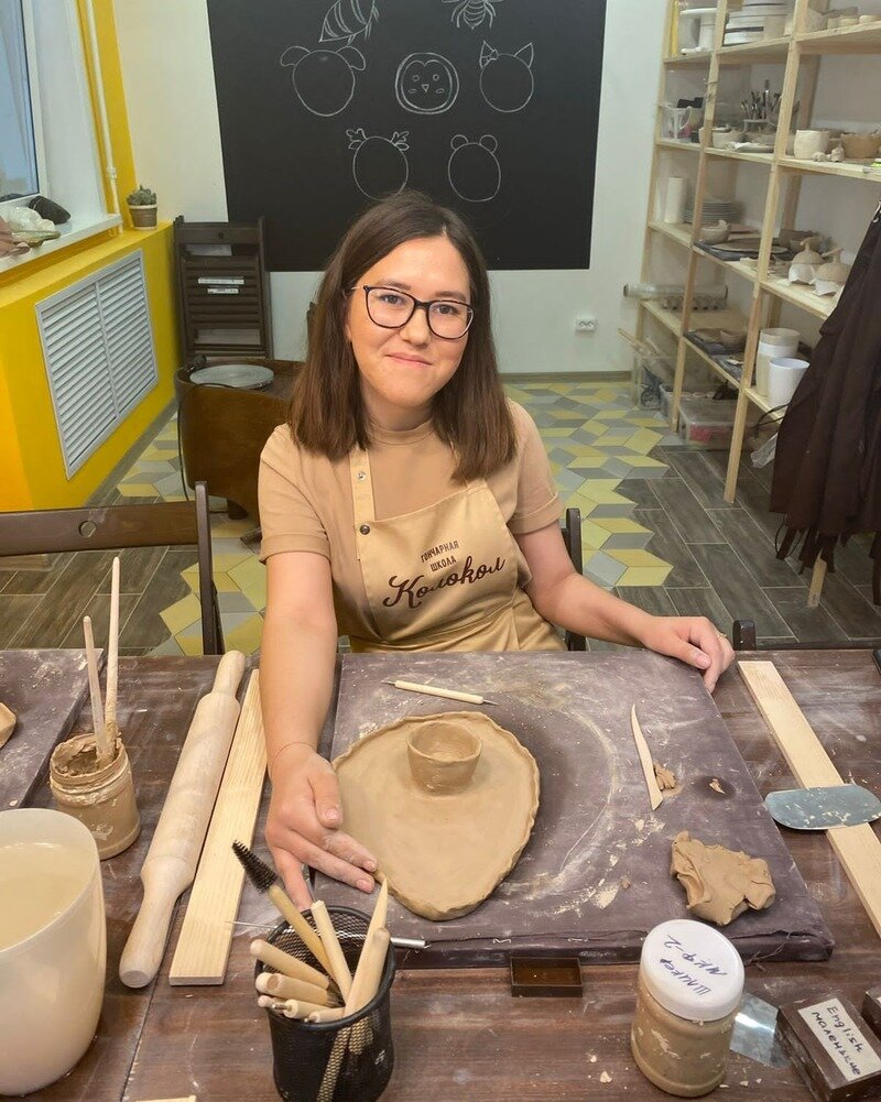 Любовь Сабакова занимается в одной из местных студий, где лепит из глины посуду и сувениры